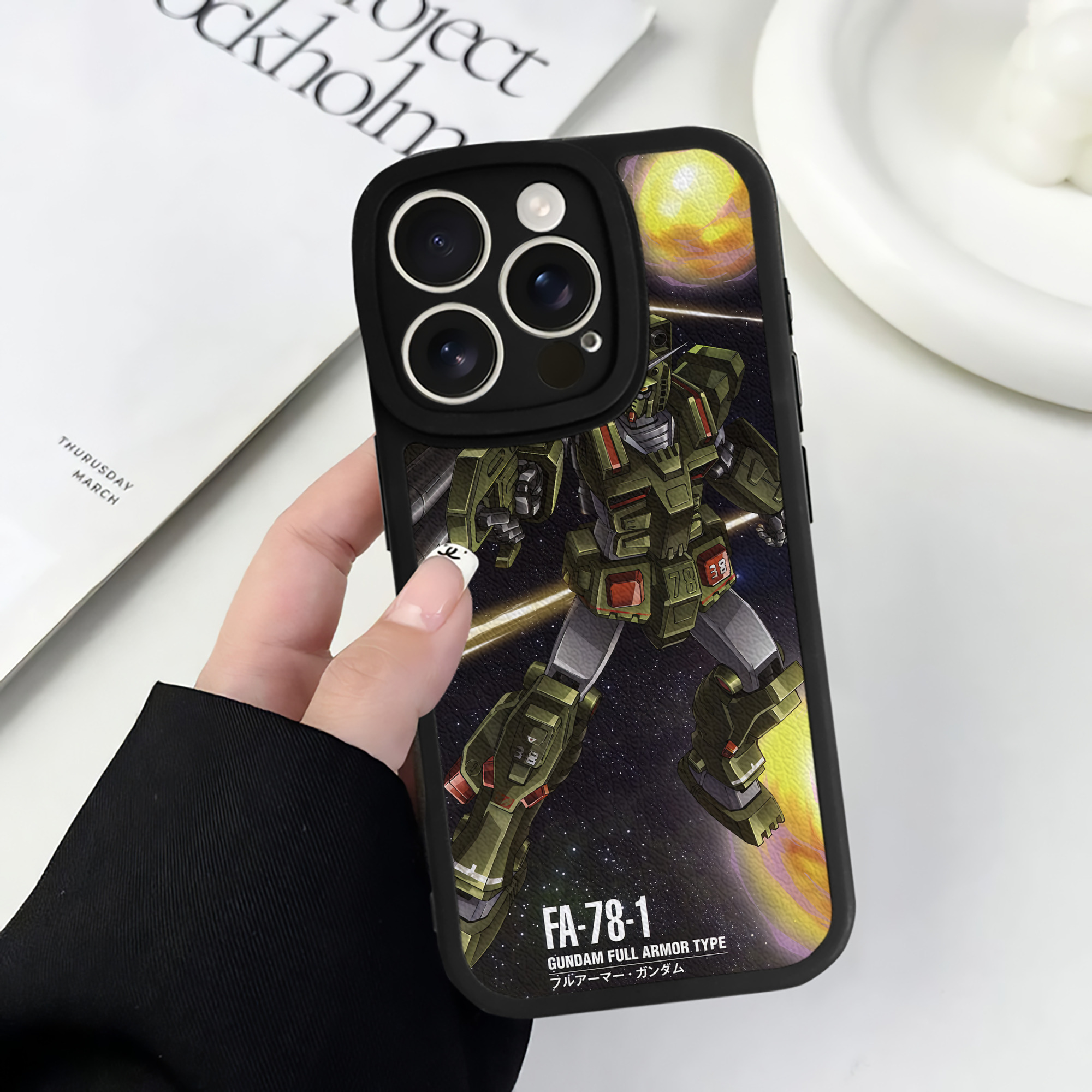 （画像用） 機動戦士ガンダム Mobile Suit Gundam 【iPhone 16シリーズ対応】シリコンスマホケース（レザー調） 材質：シリコン